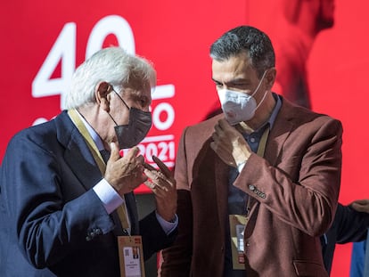 Pedro Sánchez y Felipe González tras intervenir en el 40 Congreso Federal del PSOE.