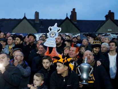 Aficionados del Newport, de la cuarta división inglesa, durante el partido en el que eliminaron hace una semana al Leicester.