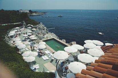 Bañistas en torno a la piscina del Hotel du Cap-Eden-Roc en la Riviera francesa en agosto de 1978.