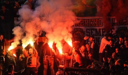 Ultras del Roma, en abril pasado, en su estadio. 