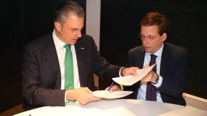 Ortega Smith (izq) y el alcalde de Madrid, José Luis Martínez-Almeida, firmando el acuerdo que hizo al segundo regidor en una foto del equipo de Vox.