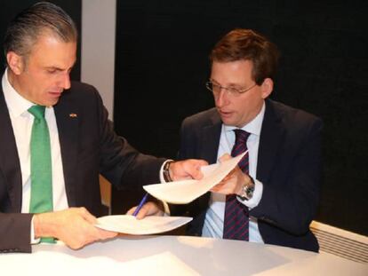 Ortega Smith (izq) y el alcalde de Madrid, José Luis Martínez-Almeida, firmando el acuerdo que hizo al segundo regidor en una foto del equipo de Vox.