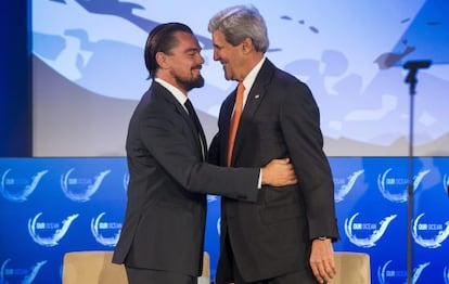 El secretario de Estado estadounidense, John Kerry, saluda a DiCaprio antes de su discurso en Conferencia de los Oc&eacute;anos en Washington.