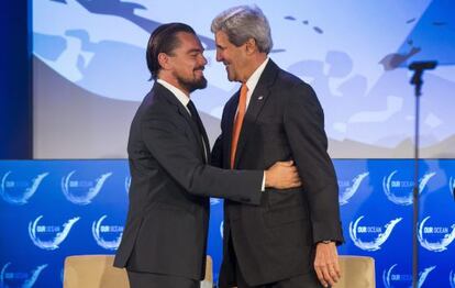 El secretario de Estado estadounidense, John Kerry, saluda a DiCaprio antes de su discurso en Conferencia de los Océanos en Washington.