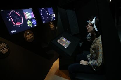 Una mujer prueba un medidor de ondas cerebrales.