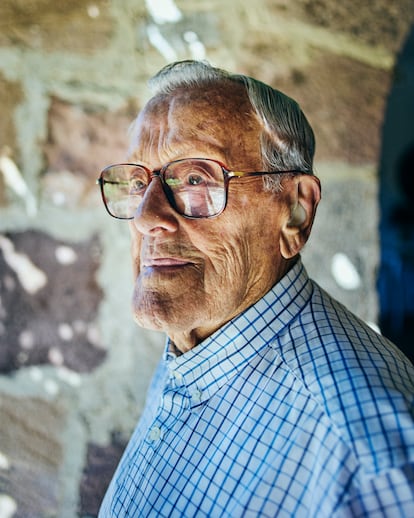 Domingo Payno Sáez, de 104 años, en su casa de Bárcena de Pie de Concha, en Cantabria. No ha dejado de cantar montañesucas, las coplas típicas de su tierra.