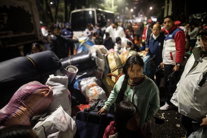 Autobuses aparcaron enfrente del parque para empezar el traslado de los 15 pueblos indígenas a su nuevo hogar. 