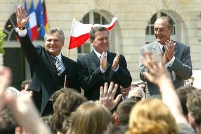 Los mandatarios polaco, Kwasniewski (izquierda); alemán, Schröder (centro), y francés, Chirac, en Nancy.