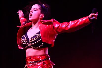 La cantante Rosalía, durante su concierto en Coachella.