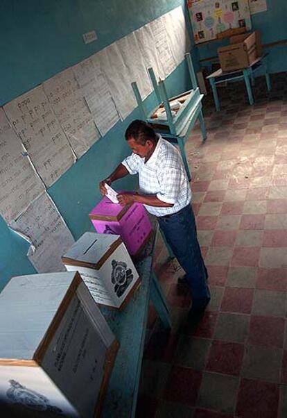 Un hondureño vota ayer domingo en una escuela de la comunidad de Campamento, Olancho.