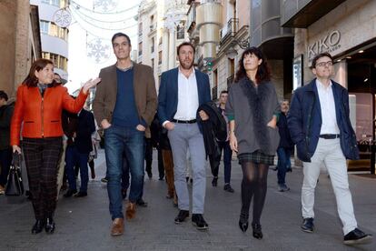 El secretario general del PSOE, Pedro S&aacute;nchez, pasea con los concejales y el alcalde de Valladolid y portavoz de los socialistas, &Oacute;scar Puente, en Valladolid.