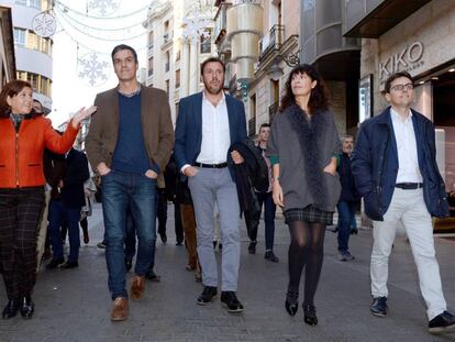 El secretario general del PSOE, Pedro S&aacute;nchez, pasea con los concejales y el alcalde de Valladolid y portavoz de los socialistas, &Oacute;scar Puente, en Valladolid.