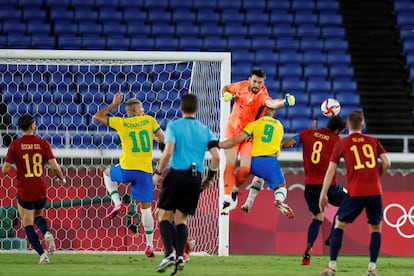 El portero español Unai Simón comete penalti sobre el delantero brasileño Matheus Cunha.