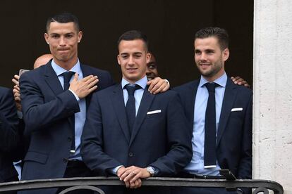 Cristiano Ronaldo, Lucas Vázquez y Nacho Fernández en el balcón de la sede de la CAM en la Puerta del Sol.