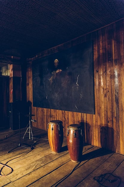 Un detalle de la sala de conciertos utilizado como local de ensayos en la reunión de Les Ambassadeurs para preparar la gira que este verano recorre Europa. Está en una zona insonorizada del centro cultural Moffou, propiedad de Salif Keita, cuyo retrato preside el escenario.