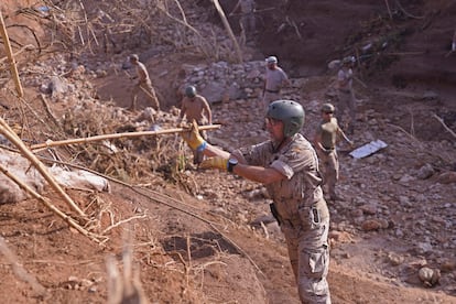 Soldados del Escuadrón de Paracaidista buscan desaparecidos en Barranco del Poyo, este martes.