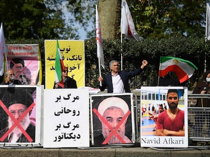 Protestas ante la embajada iraní en Londres tras la ejecución de Navid Afkari en septiembre.