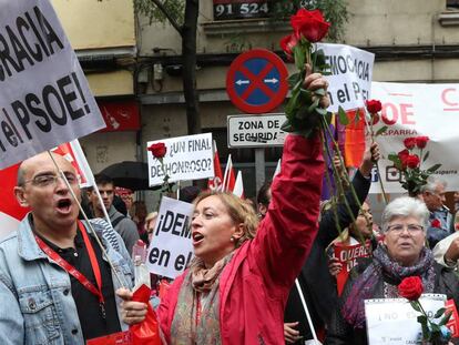 Diversos centenars de persones es van concentrar ahir davant la seu del PSOE a Ferraz.