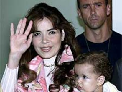 Gloria Trevi, con su hijo Ángel Gabriel, saluda a los periodistas.