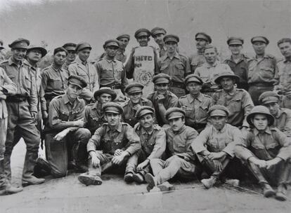 Tropas paraguayas posan junto a una piedra que señala la frontera, al final de la guerra del Chaco contra Bolivia entre 1932 y 1935.