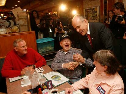 Giuliani charla con los parroquianos del restaurante Mapple Tree, en Oak Park (Illinois).