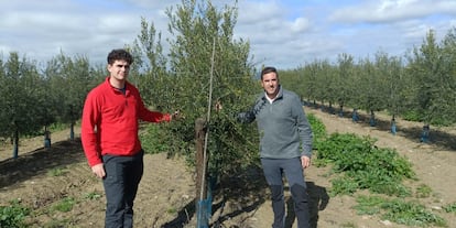 Raúl Miguel y Miguel Gallego, agricultores de Zaragoza que se encuentran de intercambio en Jaén, en una imagen cedida.