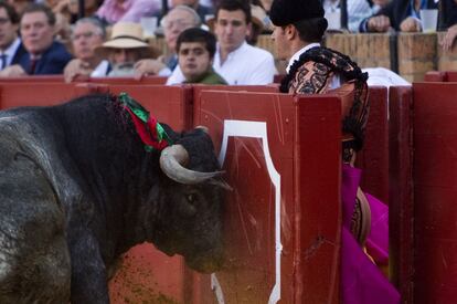 El cuarto toro tuvo que ser devuelto por partirse el cuerno izquierdo al chocar con el burladero.