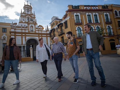 De izquierda a derecha Lucía Sócam, Lourdes Farratell, Ángel Rodríguez, su nieto, Eugenio Rodríguez y Miguel Guerrero, familiares de víctimas de Queipo de Llano.