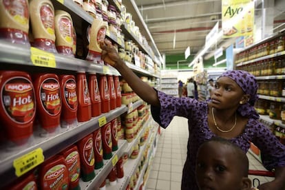 Clienta del supermercado SOCOCE, en Abidjan. Costa de Marfil.