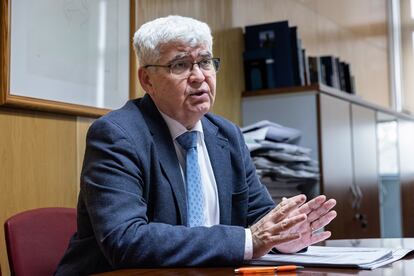 Justo Herrera, vicerrector de la Universitat de València, en su despacho.
