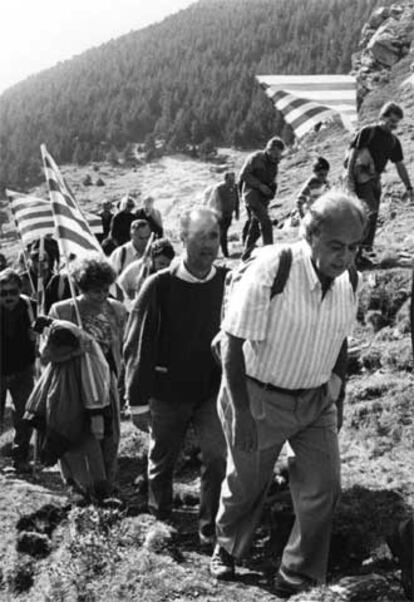 Pujol, en su faceta de excursionista y acompañado de simpatizantes y amigos, durante la ascensión pirenaica a Les Fonts dels Segre (Francia) en 1989.