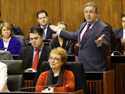 Las consejeras Carmen Martínez Aguayo (PSOE) y Elena Cortés (IU) sonríen durante la intervención de Zoido ayer en el Parlamento.