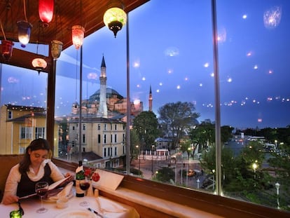 Vista de Santa Sofía desde una terraza de Estambul.