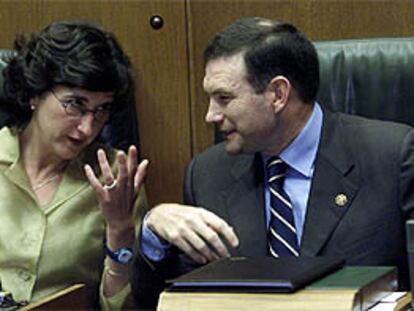 Idoia Zenarruzabeitia y Juan José Ibarretxe, en el Parlamento vasco.