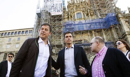 Pedro S&aacute;nchez, a la derecha, con l&iacute;der de los socialistas gallegos, Jos&eacute; Ram&oacute;n G&oacute;mez Besteiro. 