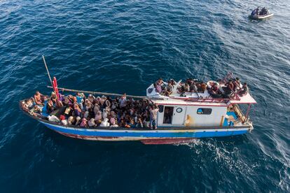 Un barco transporta rohingyas hacinados a bordo en aguas en las cercanías de Aceh Norte, en Indonesia, el mes pasado.