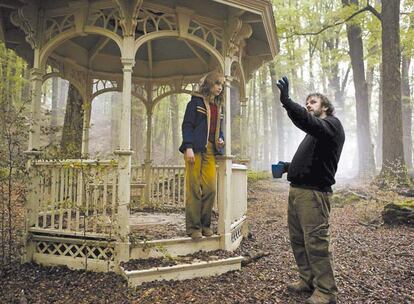 <b>Peter Jackson, con la protagonista de <i>The lovely bones, </i>Saoirse Ronan,<i> </i>explicándole la diferencia entre el cielo y la tierra.</b>