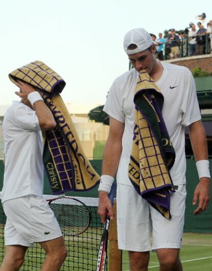 Mahut (a la izquierda) e Isner, en un intercambio de campo.