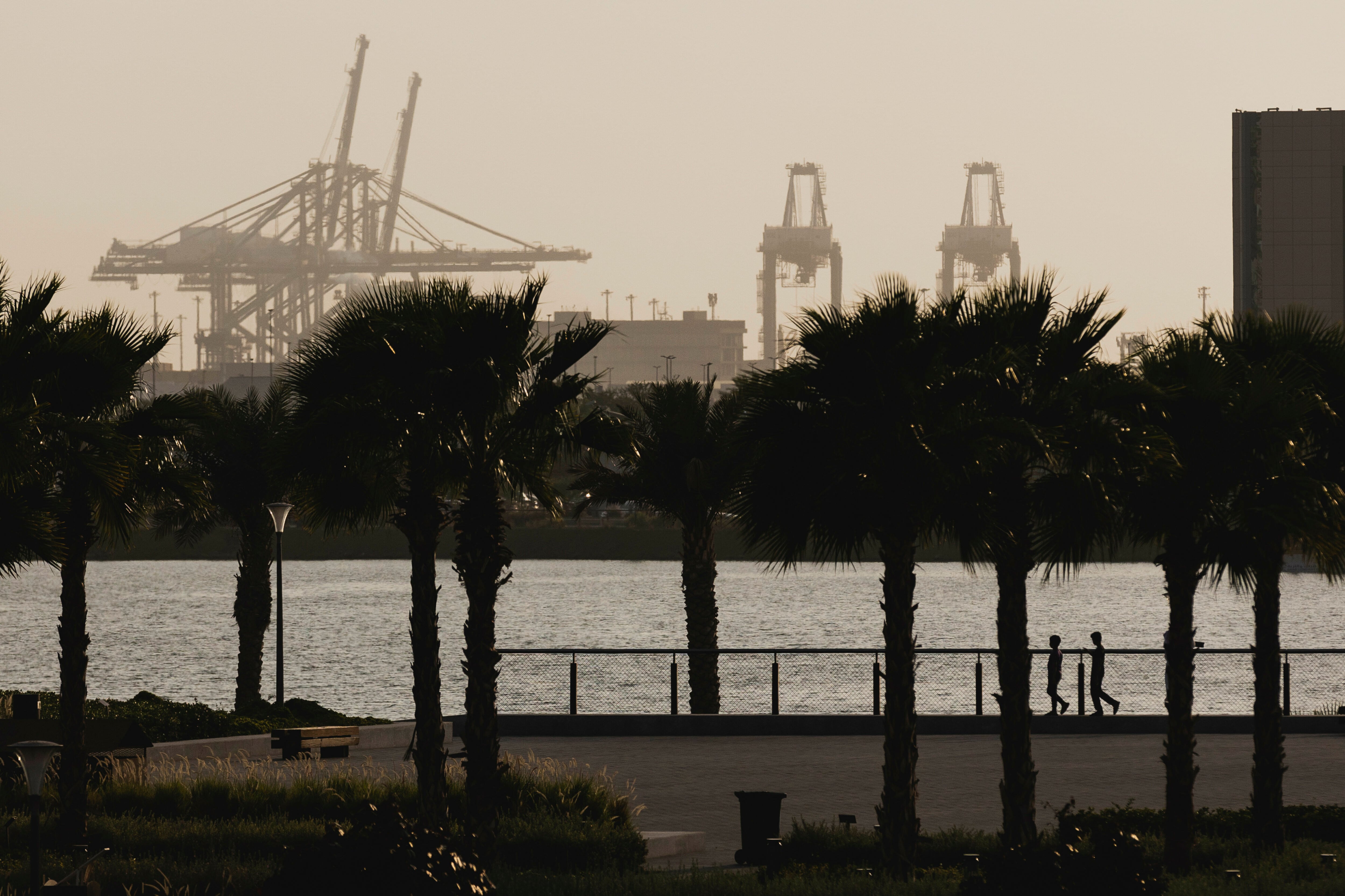 Las exportaciones al Golfo sin pasar por Ormuz encallan entre puertos saturados y camiones en el desierto
