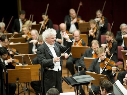 Simon Rattle dirige a la Filarm&oacute;nica de Berl&iacute;n.