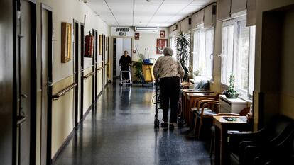 Duas mulheres no asilo de idosos Las Praderas, na localidade de Pozuelo de Alarcón, em abril, pouco depois de ser detectado um foco do coronavírus.