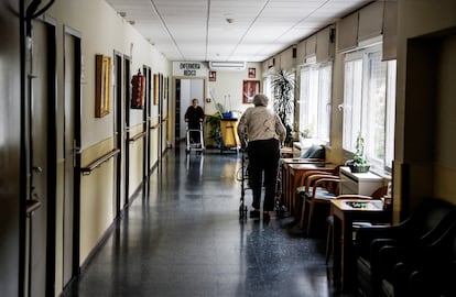 Dos mujeres en la residencia de ancianos Las Praderas en Pozuelo de Alarcon en abril, poco después de que fuera detectado un brote de coronavirus.