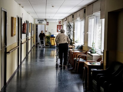 Duas mulheres no asilo de idosos Las Praderas, na localidade de Pozuelo de Alarcón, em abril, pouco depois de ser detectado um foco do coronavírus.