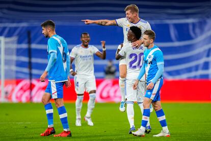 Kroos celebra con Vinicius el 1-0, este sábado en el Bernabéu.