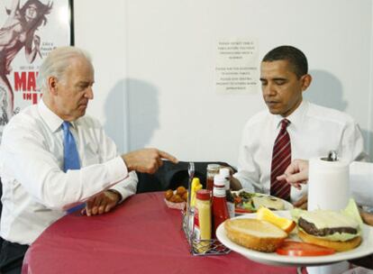 Barack Obama y Joe Biden ante unas hamburguesas el pasado martes.