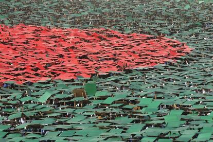 Voluntarios forman una inmensa bandera en Bangladesh en el Día Nacional de la Victoria en Daca.