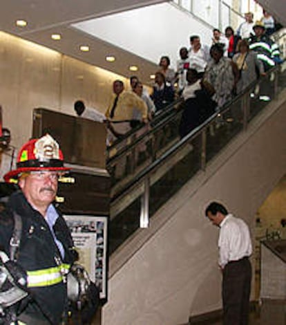 Imagen de la evacuación de la Torre I el pasado martes tras el atentado.