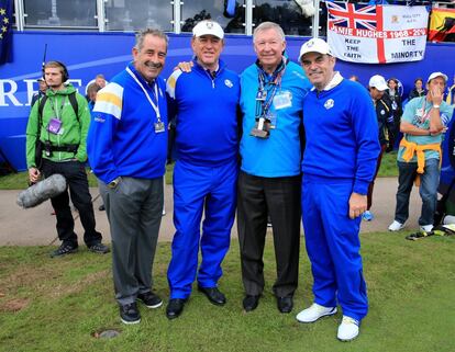 Miguel Ángel Jiménez, segundo por la izquierda, posa junto a Sam Torrance, Sir Alex Ferguson y Paul McGinley.