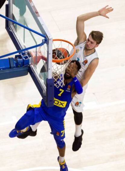 Doncic tapona a Kane.