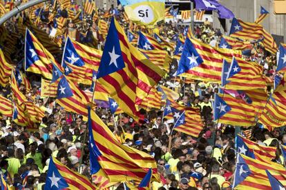 Manifestantes portan banderas esteladas durante la manifestación de la Diada de 2017.